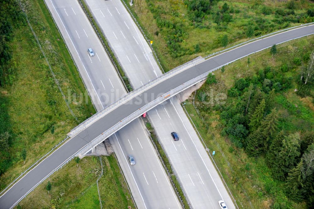 Oschitz von oben - Bauwerke und Streckenführung der BAB Bundesautobahn A9 bei Oschitz in Thüringen