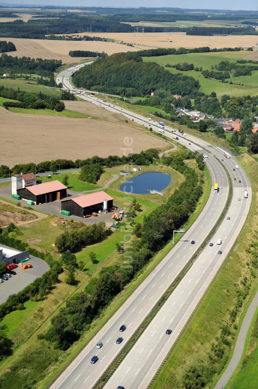 Oschitz aus der Vogelperspektive: Bauwerke und Streckenführung der BAB Bundesautobahn A9 bei Oschitz in Thüringen