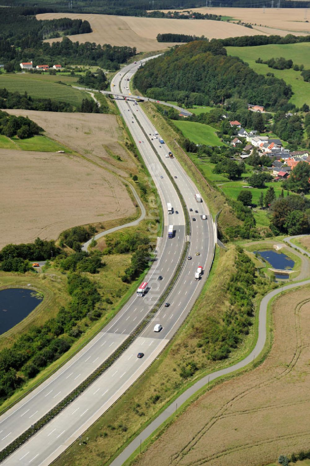 Luftaufnahme Oschitz - Bauwerke und Streckenführung der BAB Bundesautobahn A9 bei Oschitz in Thüringen