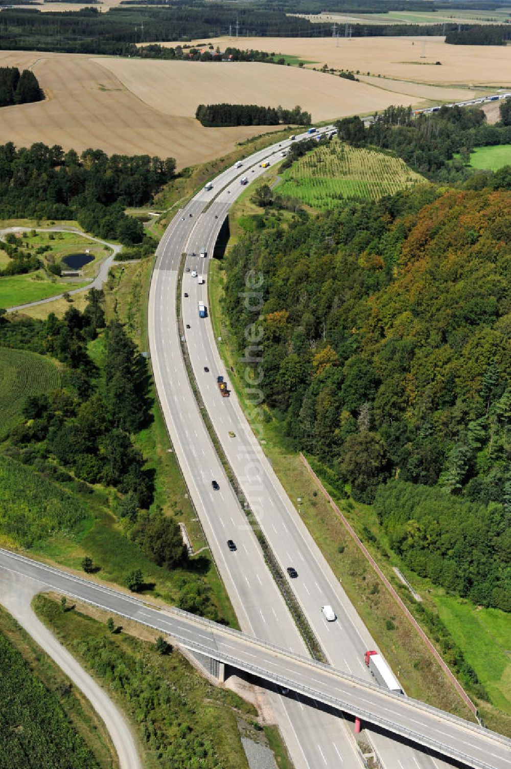 Oschitz von oben - Bauwerke und Streckenführung der BAB Bundesautobahn A9 bei Oschitz in Thüringen