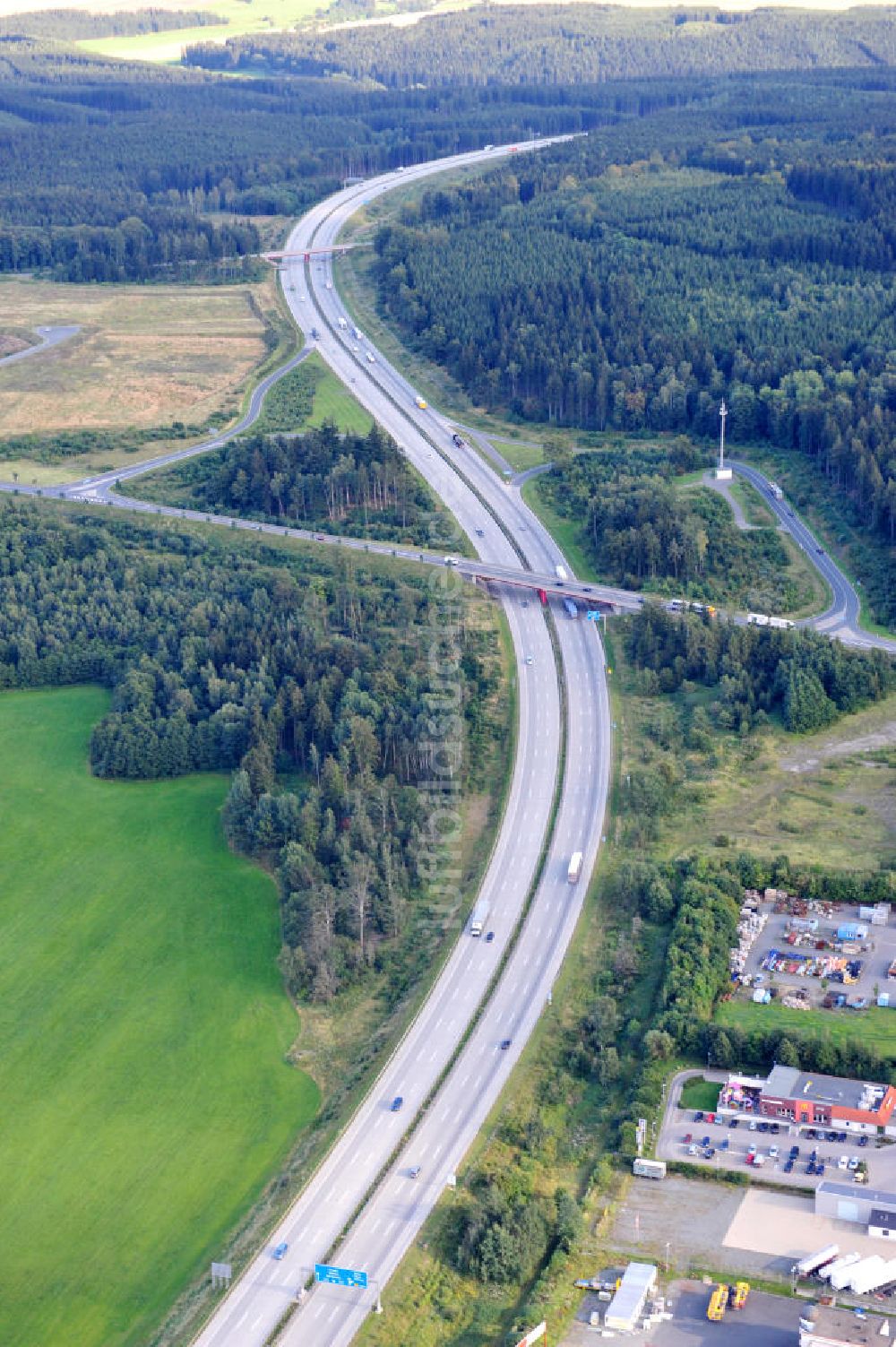 Oschitz aus der Vogelperspektive: Bauwerke und Streckenführung der BAB Bundesautobahn A9 bei Oschitz in Thüringen