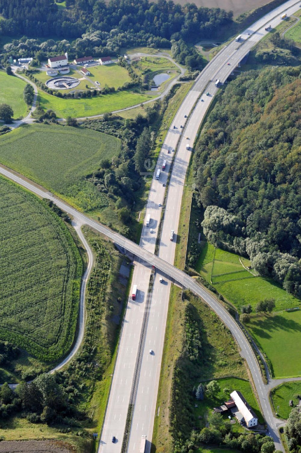 Luftbild Oschitz - Bauwerke und Streckenführung der BAB Bundesautobahn A9 bei Oschitz in Thüringen