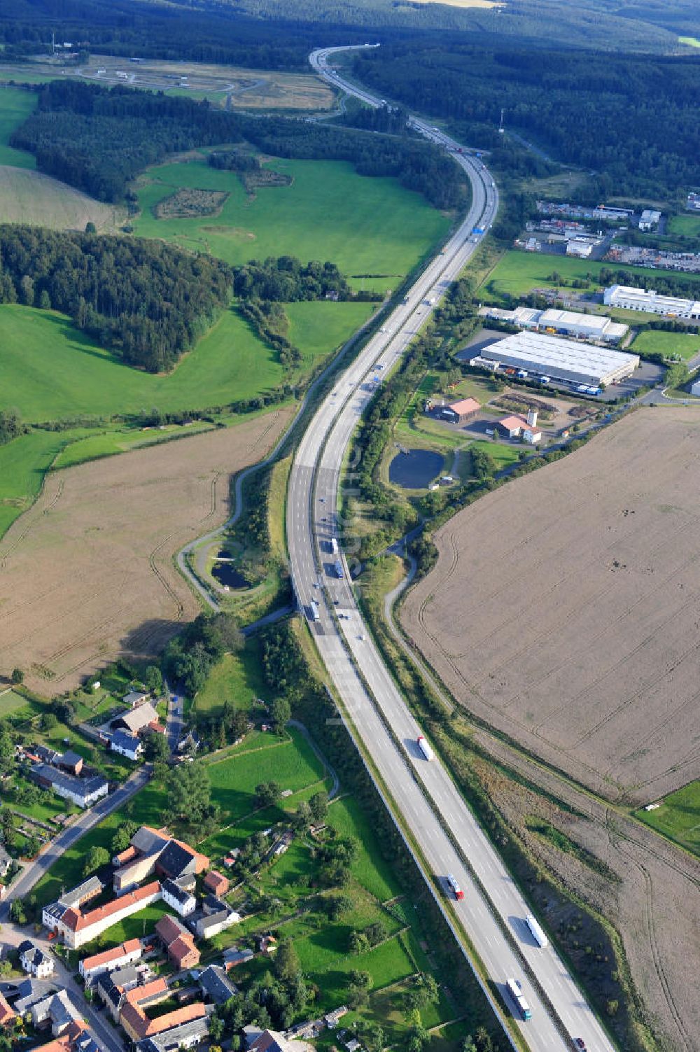 Luftaufnahme Oschitz - Bauwerke und Streckenführung der BAB Bundesautobahn A9 bei Oschitz in Thüringen