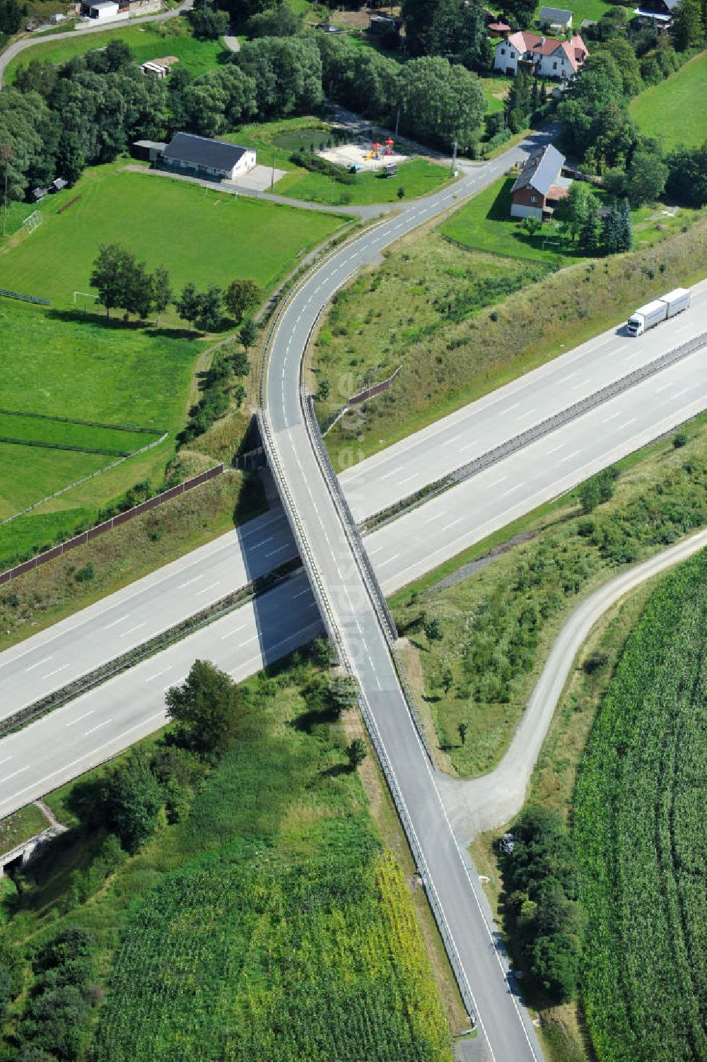 Schleiz von oben - Bauwerke und Streckenführung der BAB Bundesautobahn A9 bei Schleiz in Thüringen