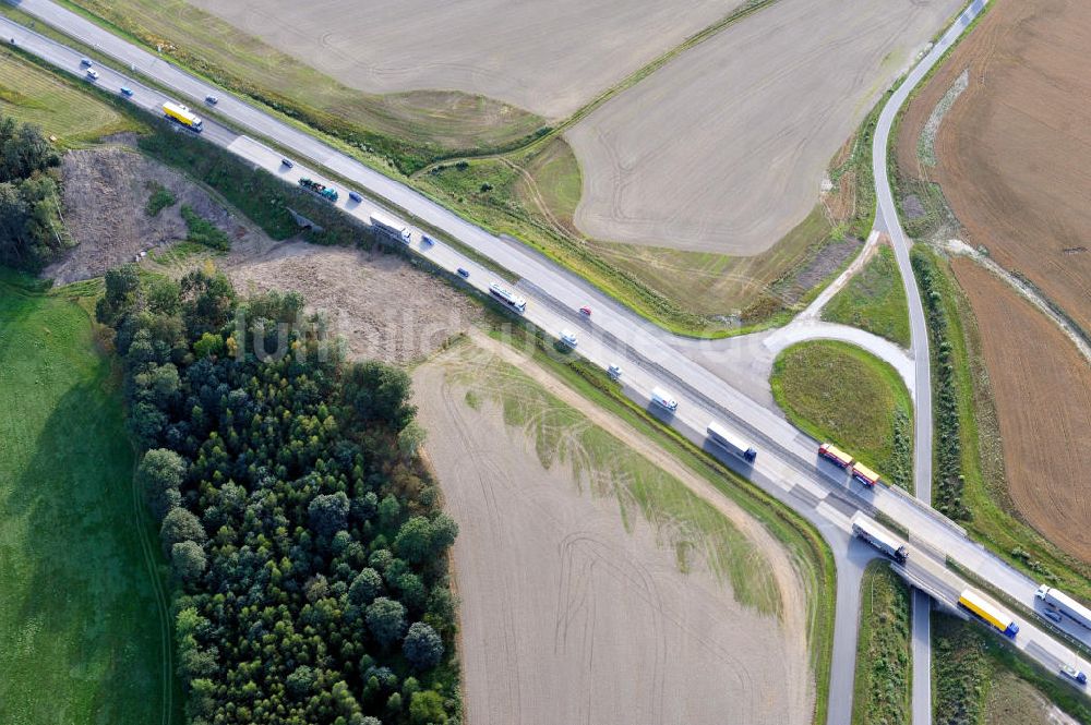 Luftaufnahme Schleiz - Bauwerke und Streckenführung der BAB Bundesautobahn A9 bei Schleiz in Thüringen