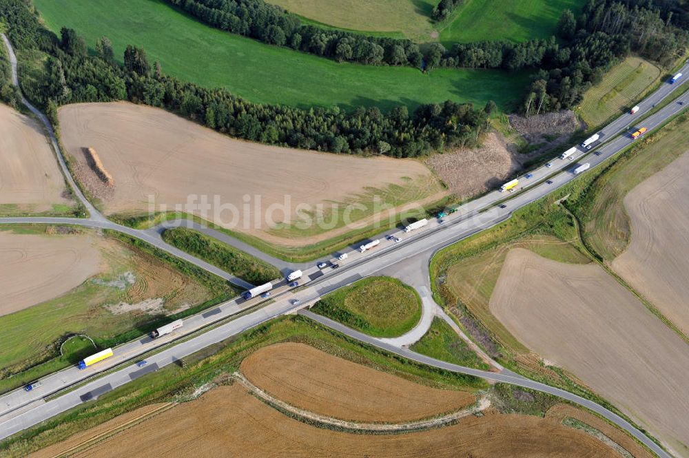 Schleiz von oben - Bauwerke und Streckenführung der BAB Bundesautobahn A9 bei Schleiz in Thüringen