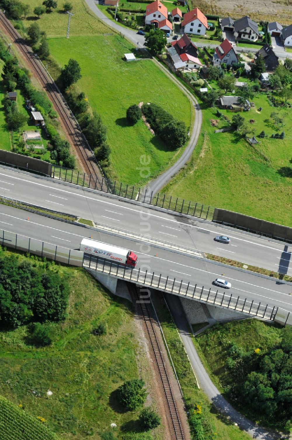 Triptis aus der Vogelperspektive: Bauwerke und Streckenführung der BAB Bundesautobahn A9 bei Triptis in Thüringen