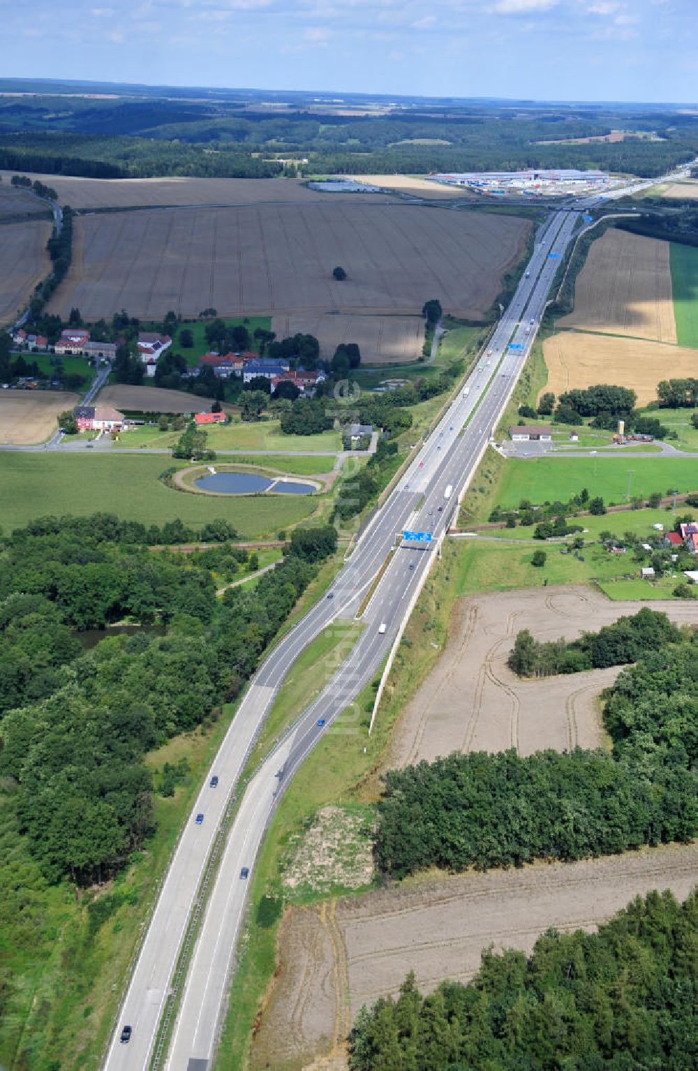 Luftaufnahme Triptis - Bauwerke und Streckenführung der BAB Bundesautobahn A9 bei Triptis in Thüringen