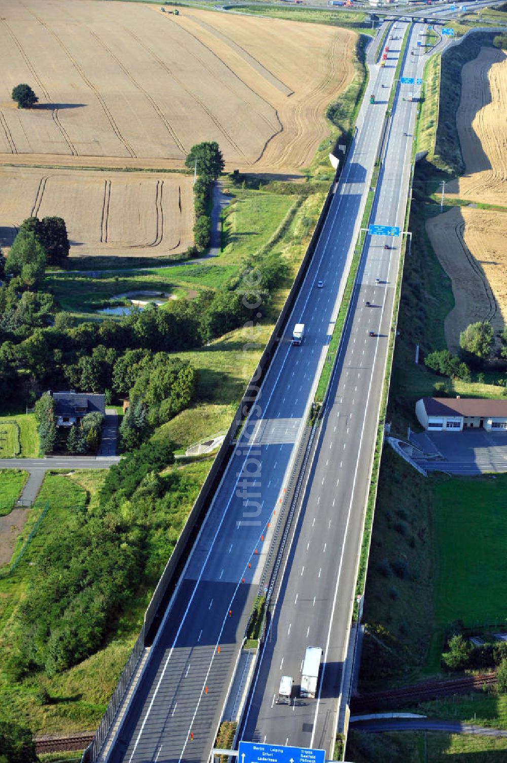 Luftaufnahme Triptis - Bauwerke und Streckenführung der BAB Bundesautobahn A9 bei Triptis in Thüringen