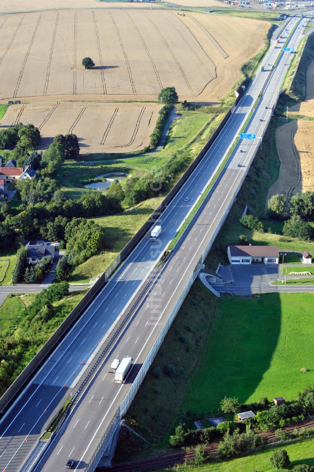 Triptis von oben - Bauwerke und Streckenführung der BAB Bundesautobahn A9 bei Triptis in Thüringen