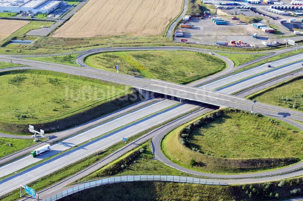 Luftaufnahme Triptis - Bauwerke und Streckenführung der BAB Bundesautobahn A9 bei Triptis in Thüringen