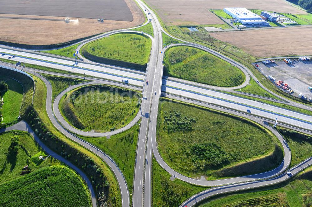 Triptis aus der Vogelperspektive: Bauwerke und Streckenführung der BAB Bundesautobahn A9 bei Triptis in Thüringen