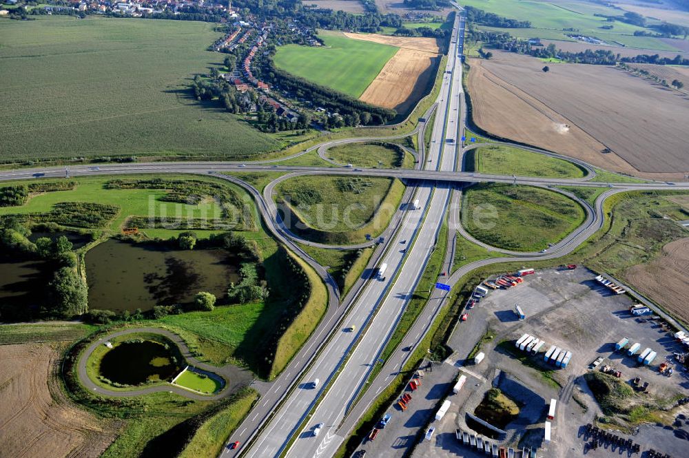 Triptis von oben - Bauwerke und Streckenführung der BAB Bundesautobahn A9 bei Triptis in Thüringen