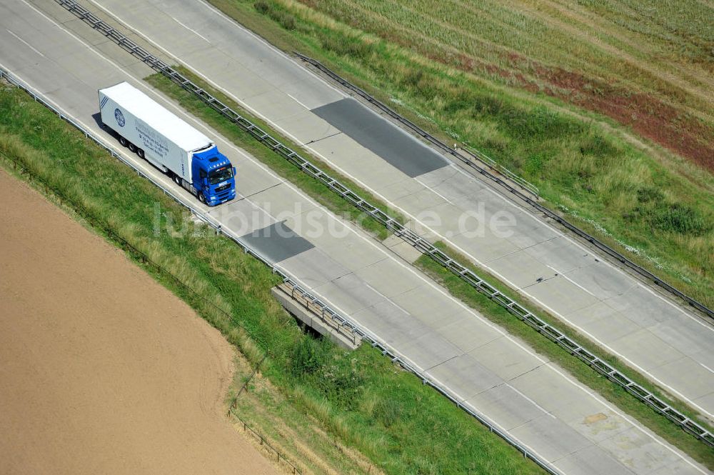 Wüstenwetzdorf von oben - Bauwerke und Streckenführung der BAB Bundesautobahn A9 bei Wüstenwetzdorf in Thüringen