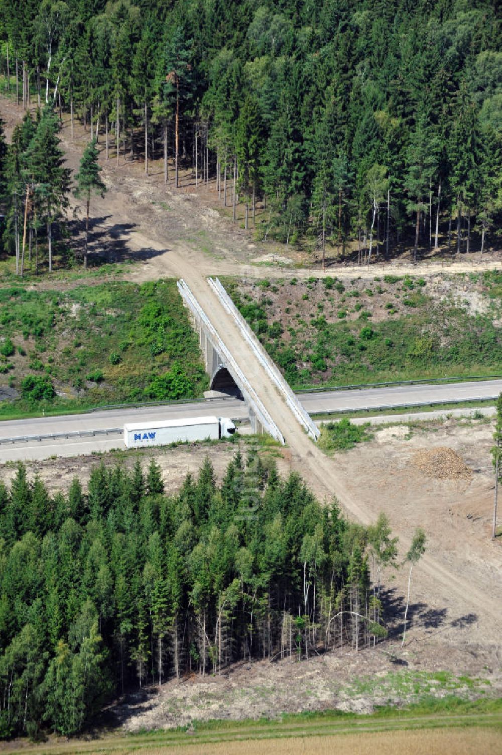 Luftaufnahme Wüstenwetzdorf - Bauwerke und Streckenführung der BAB Bundesautobahn A9 bei Wüstenwetzdorf in Thüringen