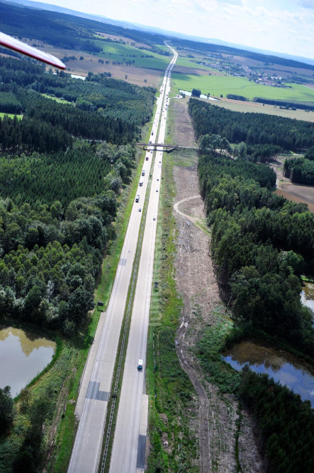 Wüstenwetzdorf von oben - Bauwerke und Streckenführung der BAB Bundesautobahn A9 bei Wüstenwetzdorf in Thüringen