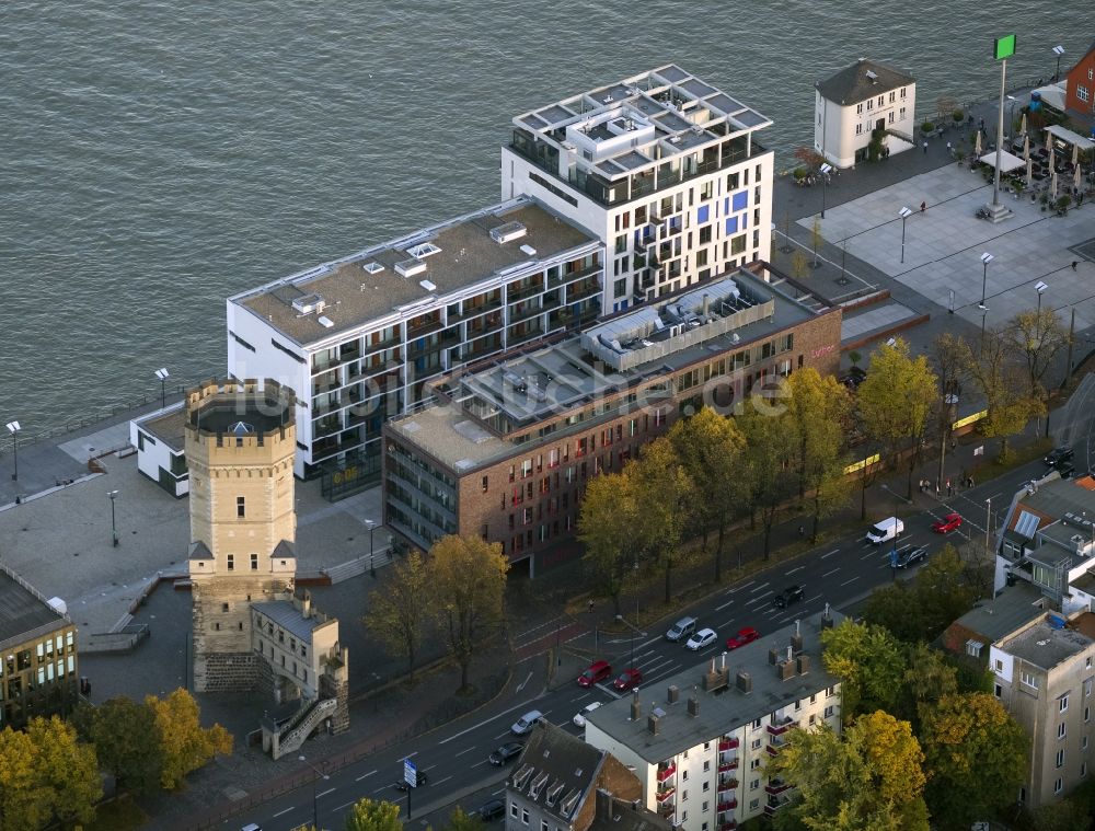 Luftaufnahme Köln - Bayenturm am Kölner Rheinufer an der Rheinpromenade am Rheinauhafen der Kölner Bucht in Köln im Bundesland Nordrhein-Westfalen NRW