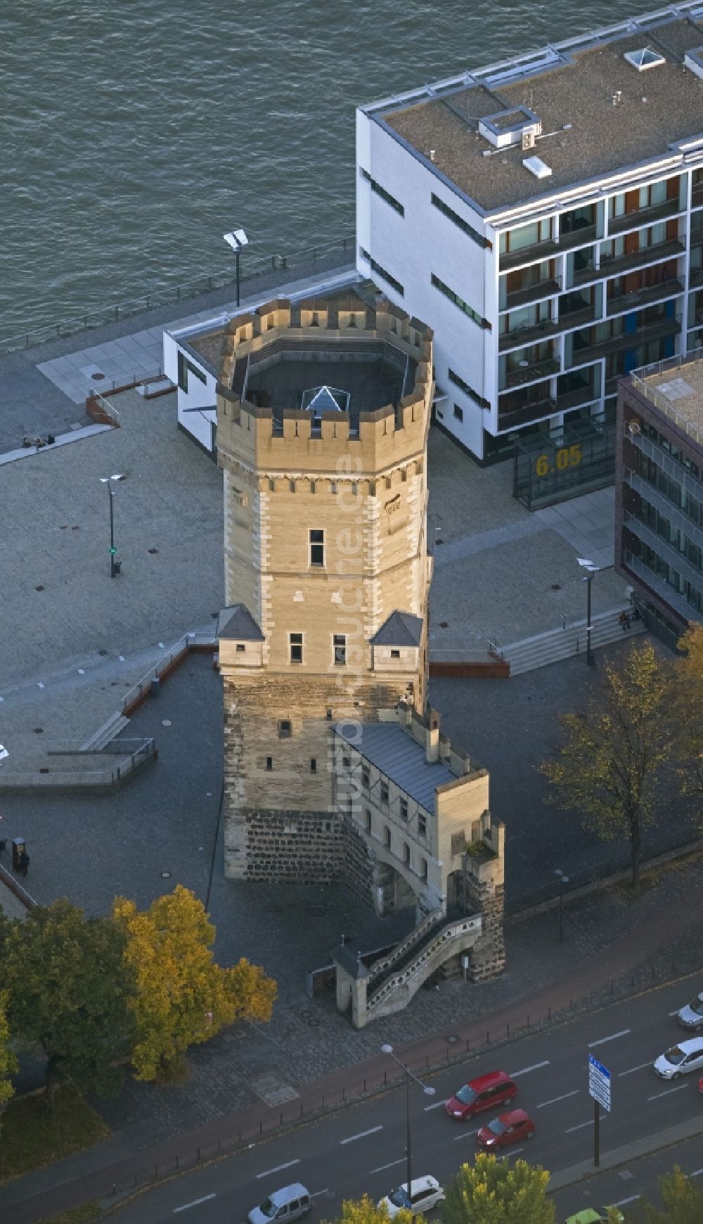 Köln von oben - Bayenturm am Kölner Rheinufer an der Rheinpromenade am Rheinauhafen der Kölner Bucht in Köln im Bundesland Nordrhein-Westfalen NRW