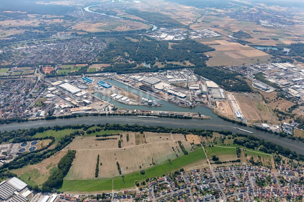 Aschaffenburg aus der Vogelperspektive: Bayernhafen mit Firmen am Ufer des Flußverlaufes des Main in Aschaffenburg