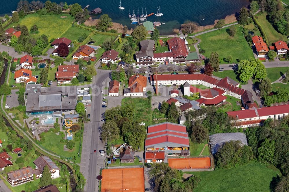 Bad Wiessee aus der Vogelperspektive: Bäder- Areal mit Badepark und Jodbad in Bad Wiessee im Bundesland Bayern, Deutschland