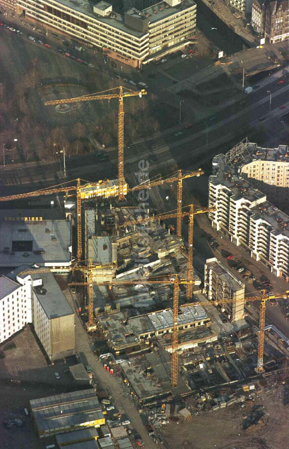 Luftbild Berlin - Bebauung des ehem. Grenzstreifens am Spittelmarkt in Berlin-Mitte mit Büro- und Geschäftszentren