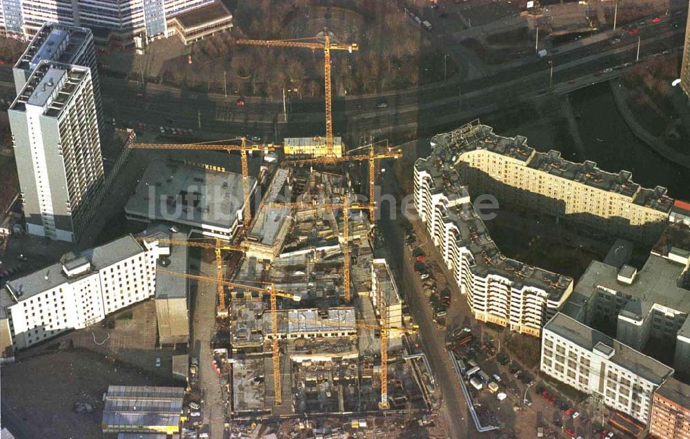 Luftaufnahme Berlin - Bebauung des ehem. Grenzstreifens am Spittelmarkt in Berlin-Mitte mit Büro- und Geschäftszentren