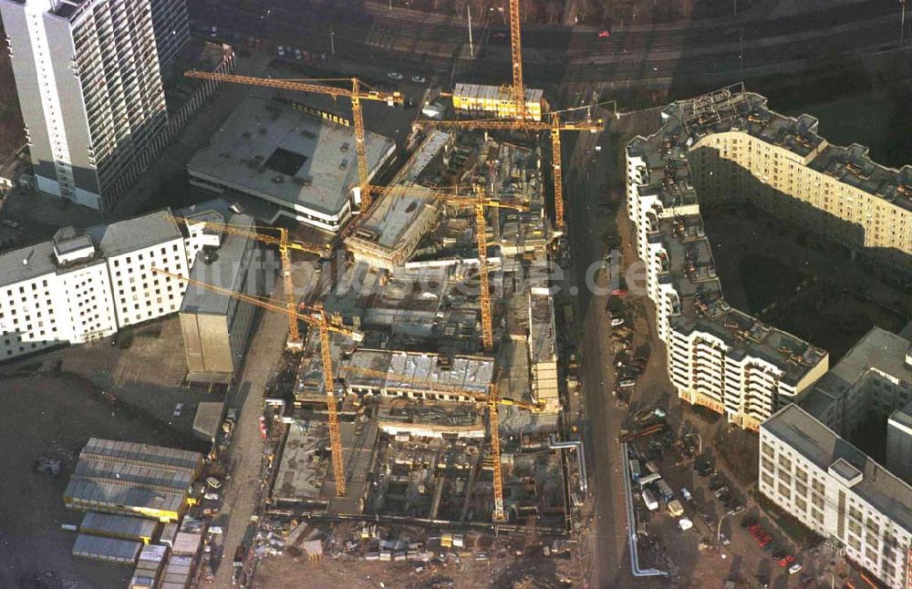 Berlin von oben - Bebauung des ehem. Grenzstreifens am Spittelmarkt in Berlin-Mitte mit Büro- und Geschäftszentren