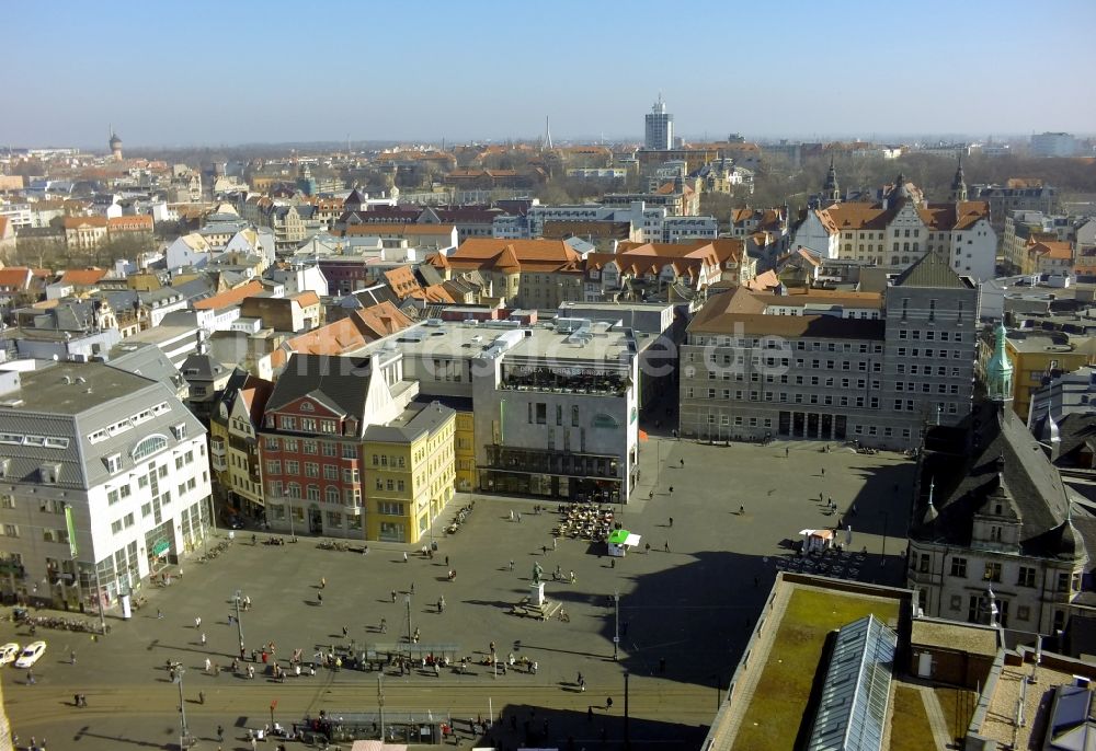 Halle / Saale von oben - Bebauung am Marktplatz mit Terassen - Cafe des DINEA Terassencafé in Halle (Saale) im Bundesland Sachsen-Anhalt