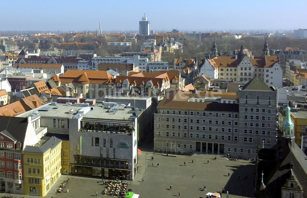 Halle / Saale aus der Vogelperspektive: Bebauung am Marktplatz mit Terassen - Cafe des DINEA Terassencafé in Halle (Saale) im Bundesland Sachsen-Anhalt