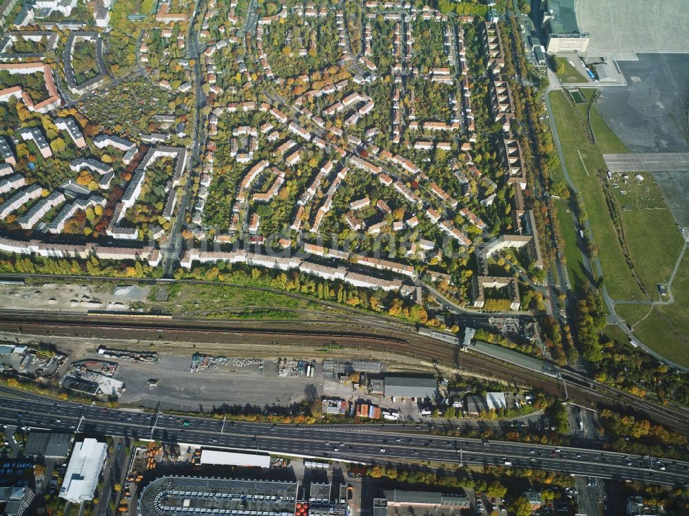 Luftaufnahme Berlin - Bebauung am Randgebiet des Tempelhofer Feldes im Stadtteil Tempelhof-Schöneberg im Stadtgebiet in Berlin