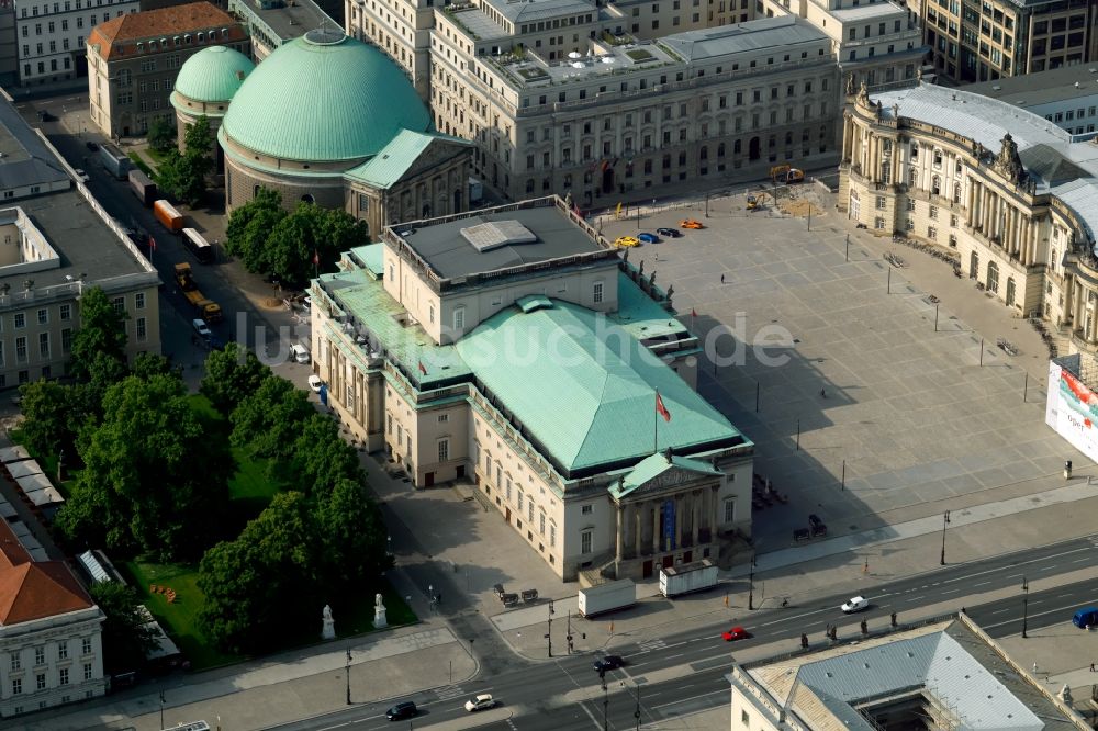 Luftbild Berlin - Bebelplatz Berlin in Berlin Mitte an der Straße Unter den Linden