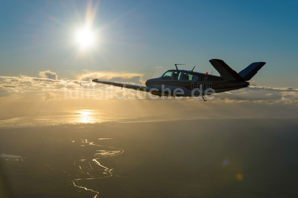 Bremerhaven von oben - Beechcraft Bonanza D-EHVC im Fluge über der der Wesermündung in die Nordsee bei Bremerhaven im Bundesland Bremen, Deutschland