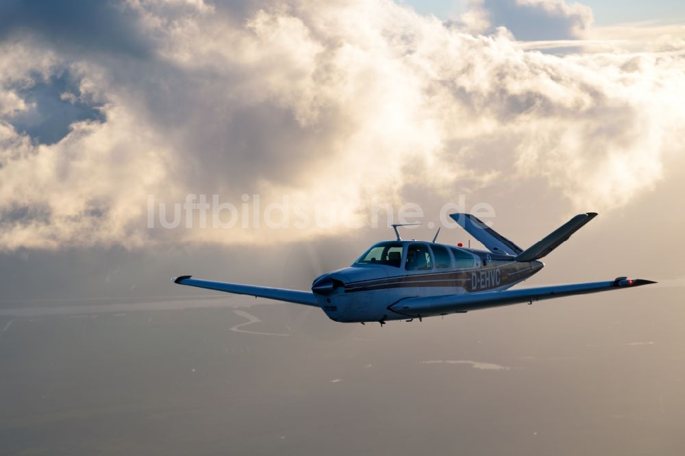 Luftbild Geestland - Beechcraft Bonanza D-EHVC im Fluge im Luftraum bei Geestland im Bundesland Bremen, Deutschland