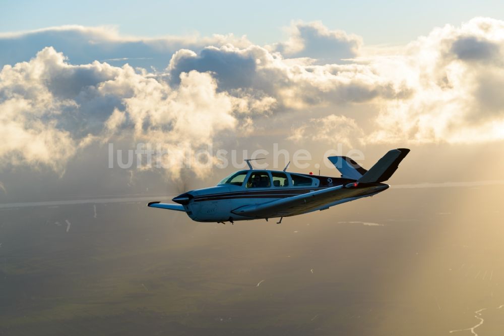 Luftaufnahme Geestland - Beechcraft Bonanza D-EHVC im Fluge im Luftraum bei Geestland im Bundesland Bremen, Deutschland