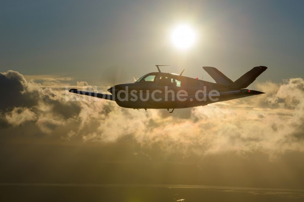 Geestland von oben - Beechcraft Bonanza D-EHVC im Fluge im Luftraum bei Geestland im Bundesland Bremen, Deutschland