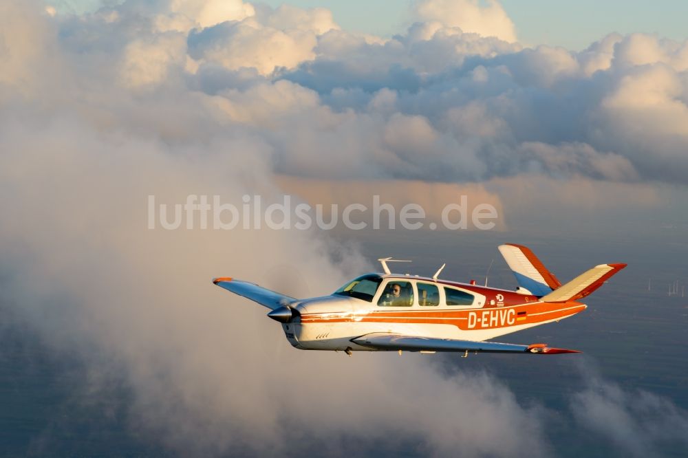 Geestland aus der Vogelperspektive: Beechcraft Bonanza D-EHVC im Fluge im Luftraum bei Geestland im Bundesland Bremen, Deutschland