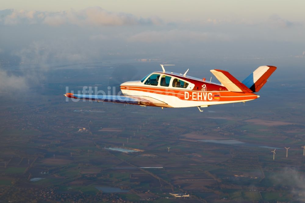 Luftbild Geestland - Beechcraft Bonanza D-EHVC im Fluge im Luftraum bei Geestland im Bundesland Bremen, Deutschland