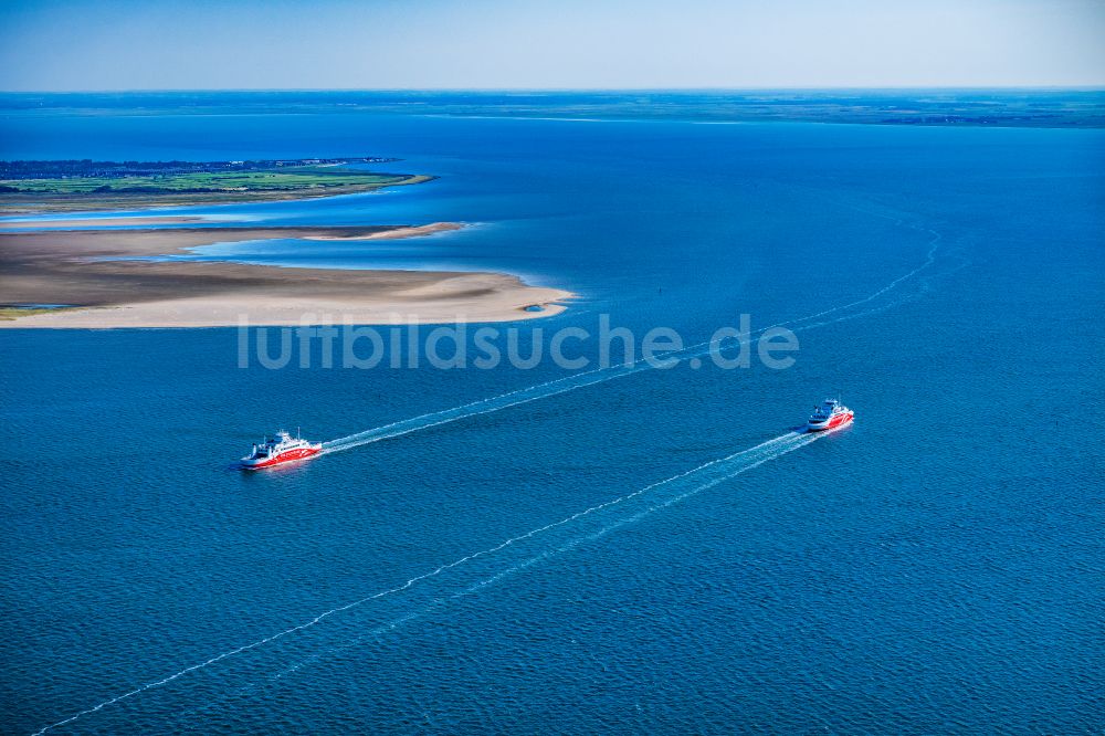 List von oben - Begegnung beider- Schiffe der FRS Syltfähre zwischen in List und Römö auf Sylt im Bundesland Schleswig-Holstein, Deutschland