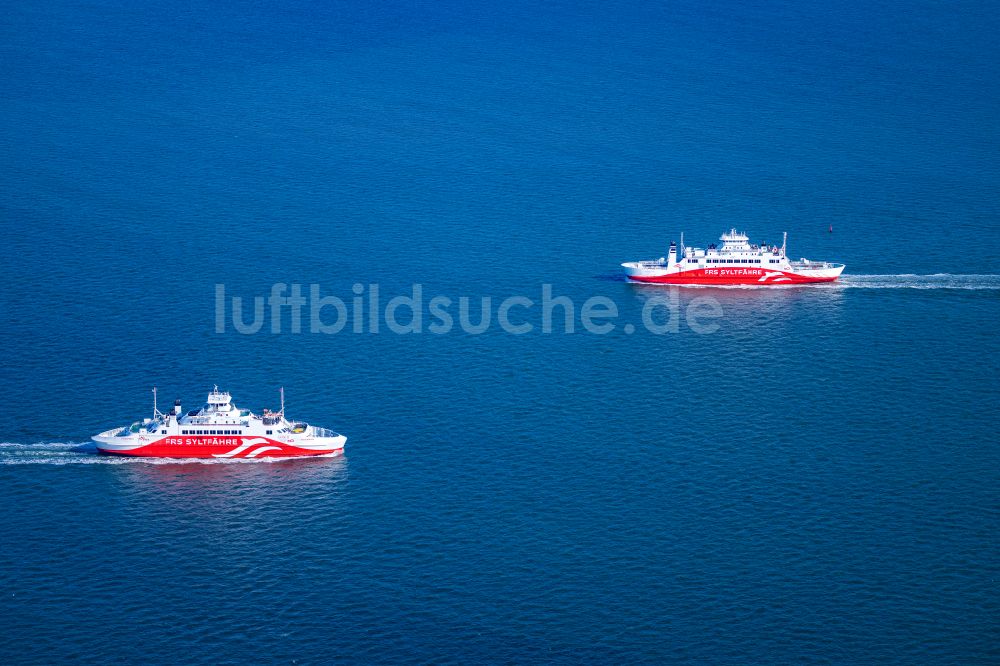 List aus der Vogelperspektive: Begegnung beider- Schiffe der FRS Syltfähre zwischen in List und Römö auf Sylt im Bundesland Schleswig-Holstein, Deutschland