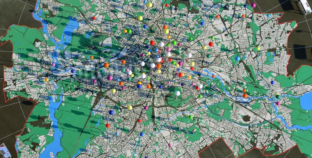 Berlin aus der Vogelperspektive: Begehbarer Stadtplan auf der Wiese am Schloßplatz in Berlin - Mitte