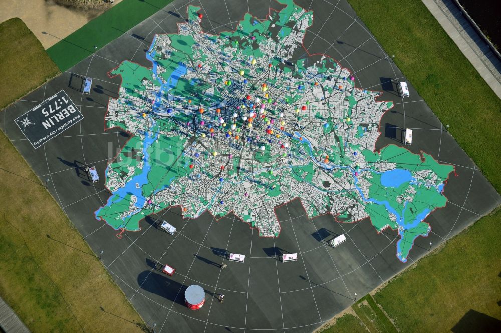 Luftaufnahme Berlin - Begehbarer Stadtplan auf der Wiese am Schloßplatz in Berlin - Mitte