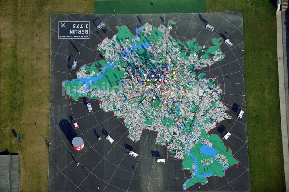 Berlin von oben - Begehbarer Stadtplan auf der Wiese am Schloßplatz in Berlin - Mitte