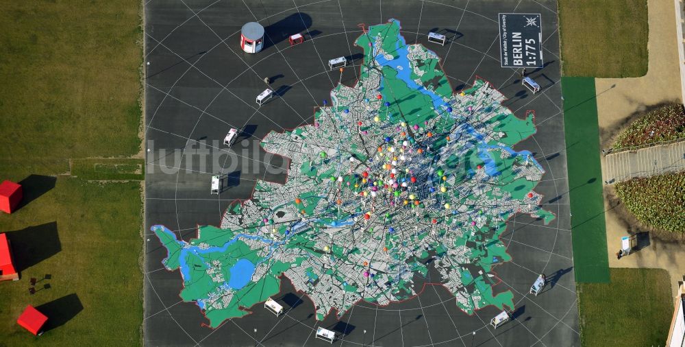 Berlin aus der Vogelperspektive: Begehbarer Stadtplan auf der Wiese am Schloßplatz in Berlin - Mitte