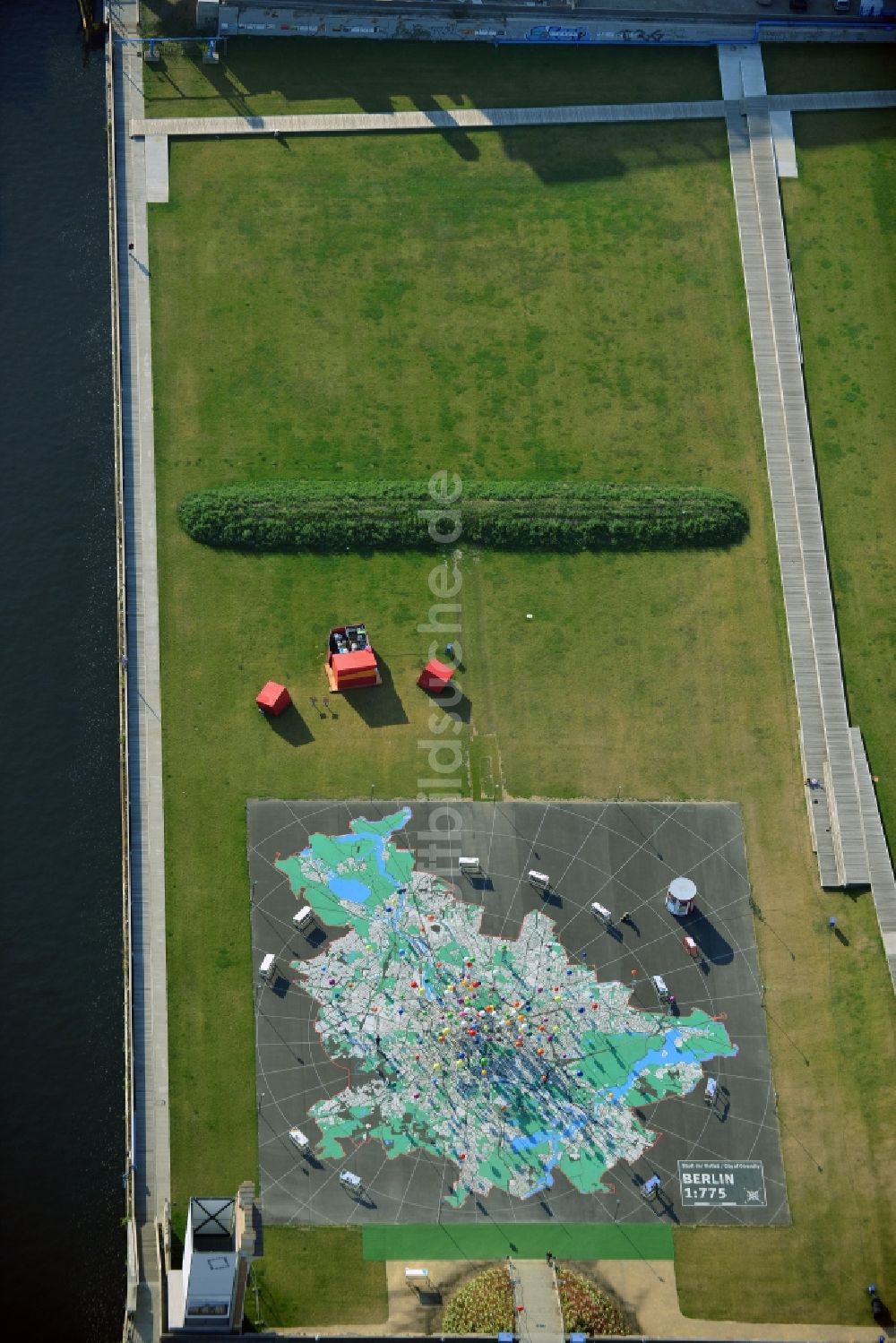 Berlin von oben - Begehbarer Stadtplan auf der Wiese am Schloßplatz in Berlin - Mitte