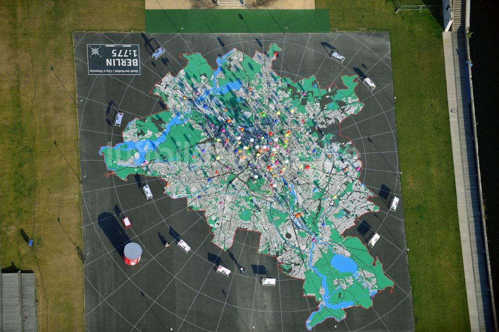 Luftbild Berlin - Begehbarer Stadtplan auf der Wiese am Schloßplatz in Berlin - Mitte