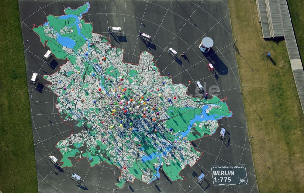 Luftaufnahme Berlin - Begehbarer Stadtplan auf der Wiese am Schloßplatz in Berlin - Mitte