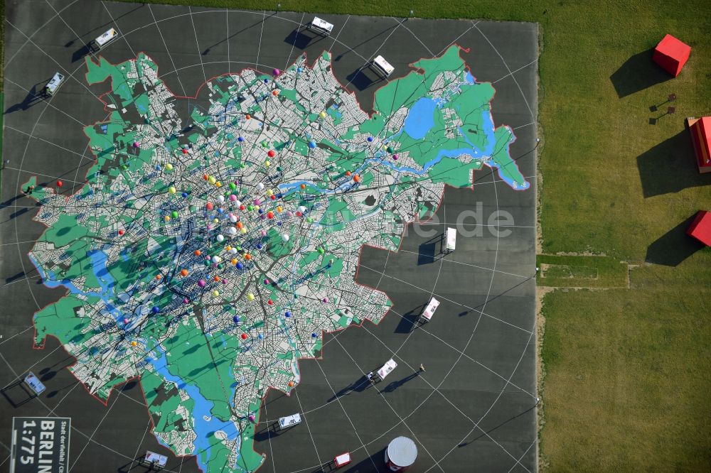 Luftbild Berlin - Begehbarer Stadtplan auf der Wiese am Schloßplatz in Berlin - Mitte