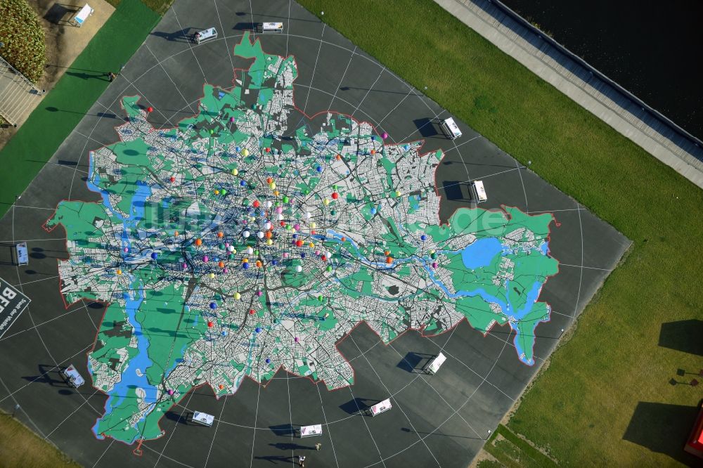 Luftaufnahme Berlin - Begehbarer Stadtplan auf der Wiese am Schloßplatz in Berlin - Mitte