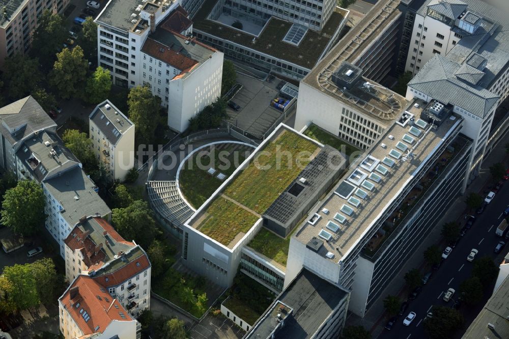 Berlin von oben - Begrüntes Dach eines Bürogebäudes und Geschäftshauses in der Leibnizstraße im Ortsteil Charlottenburg in Berlin