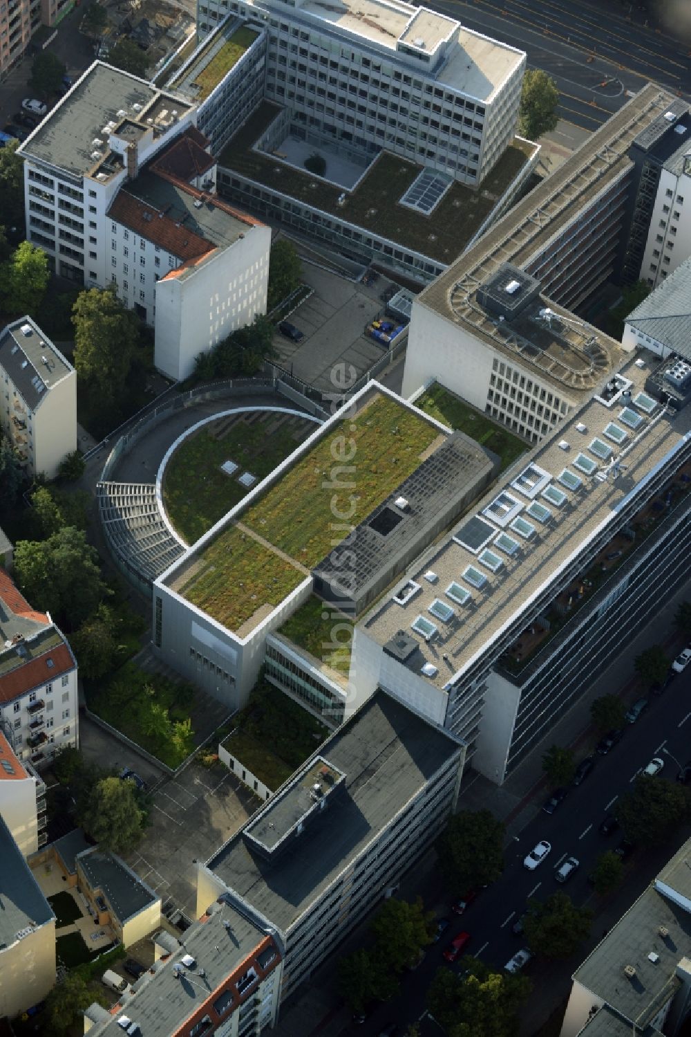 Berlin aus der Vogelperspektive: Begrüntes Dach eines Bürogebäudes und Geschäftshauses in der Leibnizstraße im Ortsteil Charlottenburg in Berlin